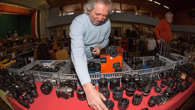 Liebevoll baut Peter Sauer seine Objektive auf.  Fotos: Klaus Gagel