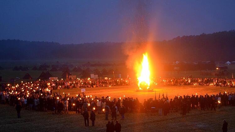 Der große Abschlusskreis mit dem lodernden Feuer in der Mitte Foto: Johanna Blum