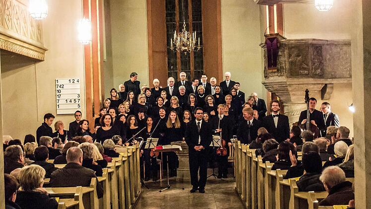 Impressionen vom Adventskonzert in Neustadt mit der Kantorei St. Georg.Foto: Jochen Berger