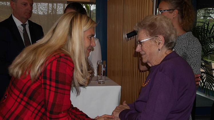 Die 88-jährige Olga Böhm besucht von Beginn an die Therme Natur. Staatsministerin Melanie Huml (links) gratuliert zur Ehrung. Foto: Nelly Ritz