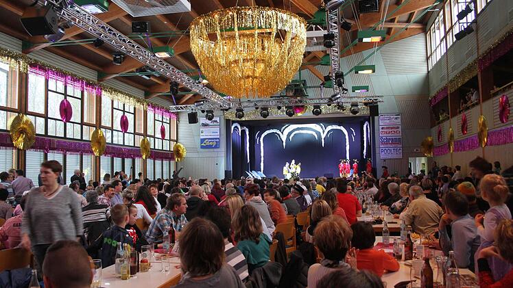 Voll war die Steinachtalhalle beim Gardenachmittag schon immer, doch in diesem Jahr war die Nachfrage so stark, dass die Faschingsgesellschaft an zwei Nachmittagen tanzen lässt. Foto: Sonny Adam