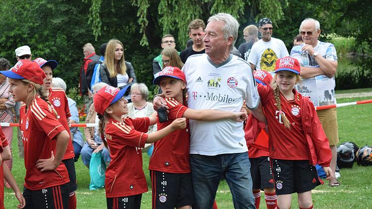 Nach dem Sieg gegen die Jungs freuen sich die Mädchen der Tschernobylkinder und liegen ihrem Betreuer Dieter Wolf in den Armen. Foto: Daniela Pondelicek