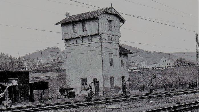 Der Stockheimer Wasserturm, der zur Einspeisung von Wasser für die Dampflokomotiven diente, wurde 1963 abgerissen.       Repro: Gerd Fleischmann