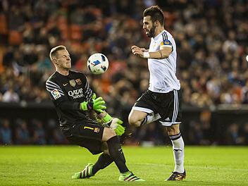 Vor drei Jahren spielte Alvaro Negredo (r.) noch für den FC Valencia - und bekam es damals mit Marc-Andre Ter Stegen zu tun. Den deutschen Nationaltorhüter in Diensten des FC Barcelona überwand Negredo im Februar 2016 im Rückspiel des Pokal-Halbfinals zum zwischenzeitlichen 1:0 in der 5. Minute.imago