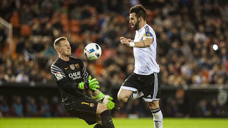 Vor drei Jahren spielte Alvaro Negredo (r.) noch für den FC Valencia - und bekam es damals mit Marc-Andre Ter Stegen zu tun. Den deutschen Nationaltorhüter in Diensten des FC Barcelona überwand Negredo im Februar 2016 im Rückspiel des Pokal-Halbfinals zum zwischenzeitlichen 1:0 in der 5. Minute.imago