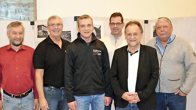 Der Vorsitzende des Bürgervereins Stephan Arndt (Dritter von links) mit den an der Ausstellung Beteiligten (von links) Manfred Amschler, Wolfgang Gänslein, Jürgen Gäbelein, Jochen Körner und Bürgermeister Christian Mrosek