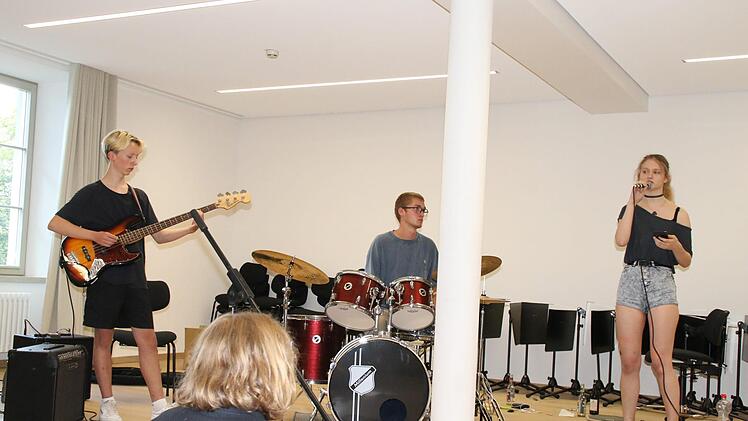 Teilnehmer des Intensivkurses an der Musikakademie Hammelburg beim Proben der neuen Songs. Foto: Hilmar Ruppert