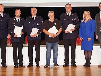Für ihre aktive Zeit sind Michael Zopf (25 Jahre), Christian Wolf (40), Hans-Ludwig Frankenstein (50) und Rainer Niedermayer (50) (v. l.; mit Urkunde) geehrt worden. Es gratulieren (v. l.) Stadtbrandrat Florian Kaiser, Stadtbrandinspektor Ewald Pf...
