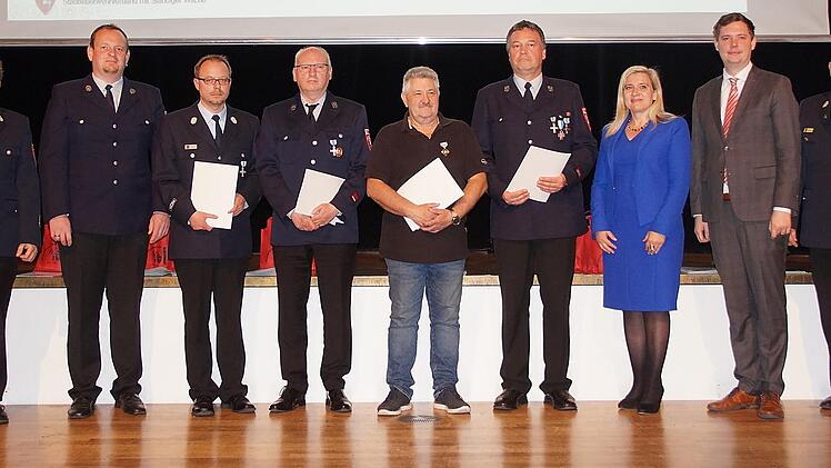 Für ihre aktive Zeit sind Michael Zopf (25 Jahre), Christian Wolf (40), Hans-Ludwig Frankenstein (50) und Rainer Niedermayer (50) (v. l.; mit Urkunde) geehrt worden. Es gratulieren (v. l.) Stadtbrandrat Florian Kaiser, Stadtbrandinspektor Ewald Pf...