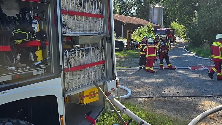 Schimmendorf: Traktorbrand auf Bauernhof sorgt f&uuml;r Gro&szlig;alarm