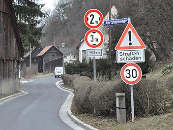 Das Schild mit dem Hinweis auf Straßenschäden ist nach der Sanierung der Straße hinfällig. Foto: Karl Heinz Weber