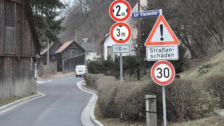 Das Schild mit dem Hinweis auf Straßenschäden ist nach der Sanierung der Straße hinfällig. Foto: Karl Heinz Weber