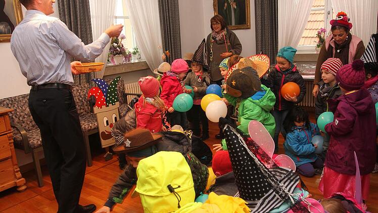 Für die kleinen Faschingsnarren gab es natürlich Gummibärchen, die Bürgermeister Michael Ziegler (links) in die Menge warf. Foto: Günther Geiling
