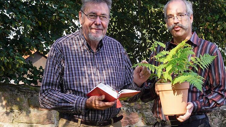 Bernd Otto (von links) und Joachim Weichert haben die Farne in Spezialgärtnereien bestellt. Foto: Julia Raab