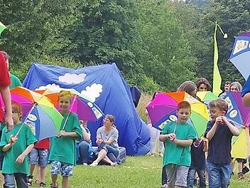 So sah es im vergangenen Jahr beim Sommerfest der Lebenshilfe aus. Das Motto 2016 war "Die Welt ist bunt". Foto: Archiv Heike Sch&uuml;lein