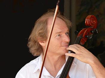 Klaus Kämper am Violoncello gastiert gemeinsam mit Ferenc Kölcze im Lola Montez-Saal. Foto: Wolfgang Reichelt