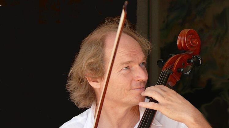 Klaus Kämper am Violoncello gastiert gemeinsam mit Ferenc Kölcze im Lola Montez-Saal. Foto: Wolfgang Reichelt