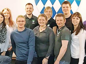 Deer neugewählte Vorstand des Landjugend-Bezirksverbandes Oberfranken untere Reihe (von links) Michael Kießling, Kassier Jürgen Spindler, Schriftführerin Sandra Degelmann, Marco Friedlein, Bezirksvorsitzende Chiara Hartmann, Alexandra Krause und Carolin Biedermann sowie zweite Reihe (von links) Stellvertreterin Christian Meister, Beisitzerin Yvonne Hohlweg, 2. Stellvertreterin Katrin Ott, Bezirksvorsitzender Maximilian Raimund, Stellvertreterin Bianca Faber, 2. Stellvertreter Max Backert und ...