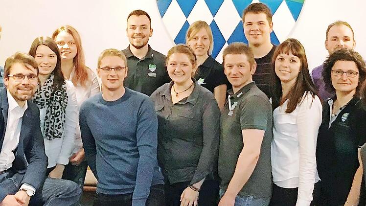 Deer neugewählte Vorstand des Landjugend-Bezirksverbandes Oberfranken untere Reihe (von links) Michael Kießling, Kassier Jürgen Spindler, Schriftführerin Sandra Degelmann, Marco Friedlein, Bezirksvorsitzende Chiara Hartmann, Alexandra Krause und Carolin Biedermann sowie zweite Reihe (von links) Stellvertreterin Christian Meister, Beisitzerin Yvonne Hohlweg, 2. Stellvertreterin Katrin Ott, Bezirksvorsitzender Maximilian Raimund, Stellvertreterin Bianca Faber, 2. Stellvertreter Max Backert und ...