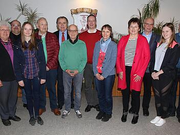 Der Bayerische Landessportverband (BLSV) zeichnete langjährige Mitglieder aus. Harald Bätz (vierter von links) gehört dem BLSV seit 70 Jahren an.  Foto: Wolfgang Desombre