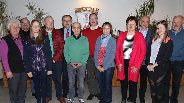 Der Bayerische Landessportverband (BLSV) zeichnete langjährige Mitglieder aus. Harald Bätz (vierter von links) gehört dem BLSV seit 70 Jahren an.  Foto: Wolfgang Desombre