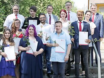 Die frischgebackenen Altenpflegehelfer mit (hintere Reihe, von rechts) BRK-Kreisvorsitzendem Klaus Peter Söllner, Kreisgeschäftsführer Jürgen Dippold und Bürgermeister Roland Wolfrum; links Schulleiter Peter Johann Fotos: Klaus Klaschka