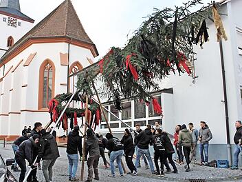 Der Baum wurde vor dem Aufstellen noch einmal gekürzt. Foto: Seeger