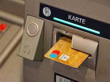 Sparkasse, Raiffeisenbank & Co.: Zugang zu vielen Bankautomaten wird begrenzt - was Kunden wissen müssen