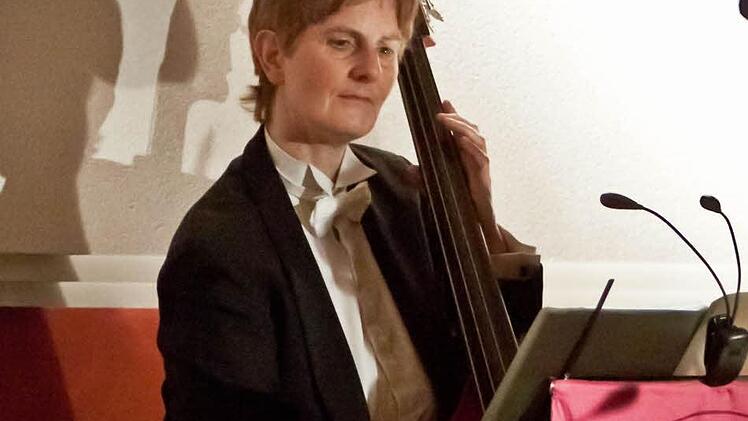 Am Kontrabass: Meike Zeisberg