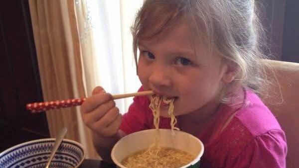 Frida wären Maccaroni mit Cheese lieber. Aber zur Not und natürlich auch mit Stäbchen...