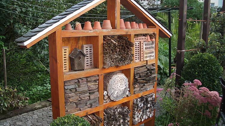 Mit einem Insektenhotel kann man nützlichen Insekten und auch den Pflanzen im Garten etwas Gutes tun. Wenn man Wildbienen, Florfliegen und Co. ein geeignetes Quartier zu Verfügung stellt, fördert man die Bestäubung seiner Obstbäume und hält gleichzeitig Blattläuse und andere Schädlinge in Schach. Foto: Klopf