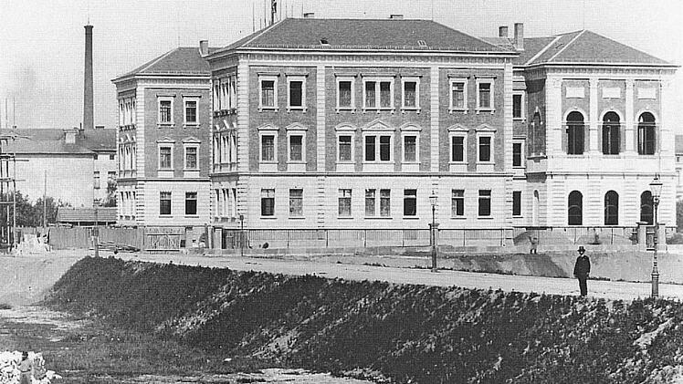 Das Bild zeigt das Franz-Ludwig-Gymnasium im Jahr 1890 vom Wilhelmsplatz aus.  Foto: Stadtarchiv Bamberg