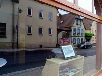 Die Häuser in der Hammelburger Straße 10 bis 14 werden dem neuen Euerdorfer Rathaus weichen. Foto: Gerd Schaar