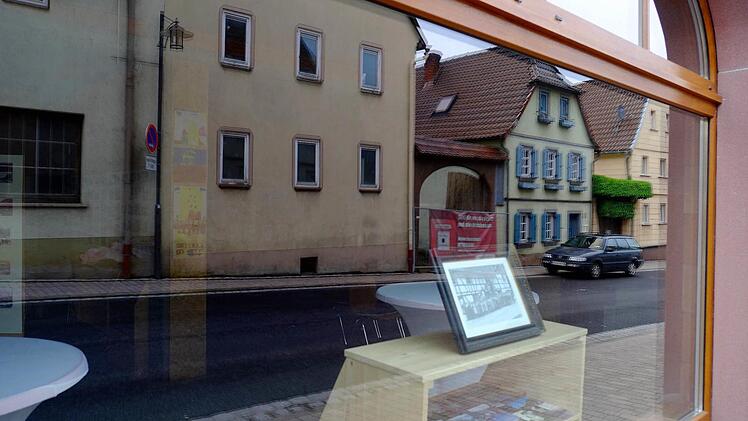 Die Häuser in der Hammelburger Straße 10 bis 14 werden dem neuen Euerdorfer Rathaus weichen. Foto: Gerd Schaar