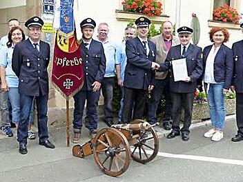 Unser Bild entstand bei der Übergabe der Böllerkanone an die Stadt Kupferberg und der Ehrung von Heinz Schramm: (von links) Ralf Schmidt, Ottmar Stocker, Michaela Endreß, Martin Obremba, Fabian Ströhlein, Karl-Heinz Hümmer, Harry Michel, Peter Schmitt, Alfred Kolenda, Heinz Schramm, Doris Manz und Rudolf Matxsiak. Foto: Wulf