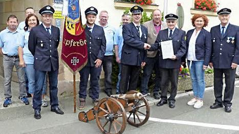 Unser Bild entstand bei der Übergabe der Böllerkanone an die Stadt Kupferberg und der Ehrung von Heinz Schramm: (von links) Ralf Schmidt, Ottmar Stocker, Michaela Endreß, Martin Obremba, Fabian Ströhlein, Karl-Heinz Hümmer, Harry Michel, Peter Schmitt, Alfred Kolenda, Heinz Schramm, Doris Manz und Rudolf Matxsiak. Foto: Wulf