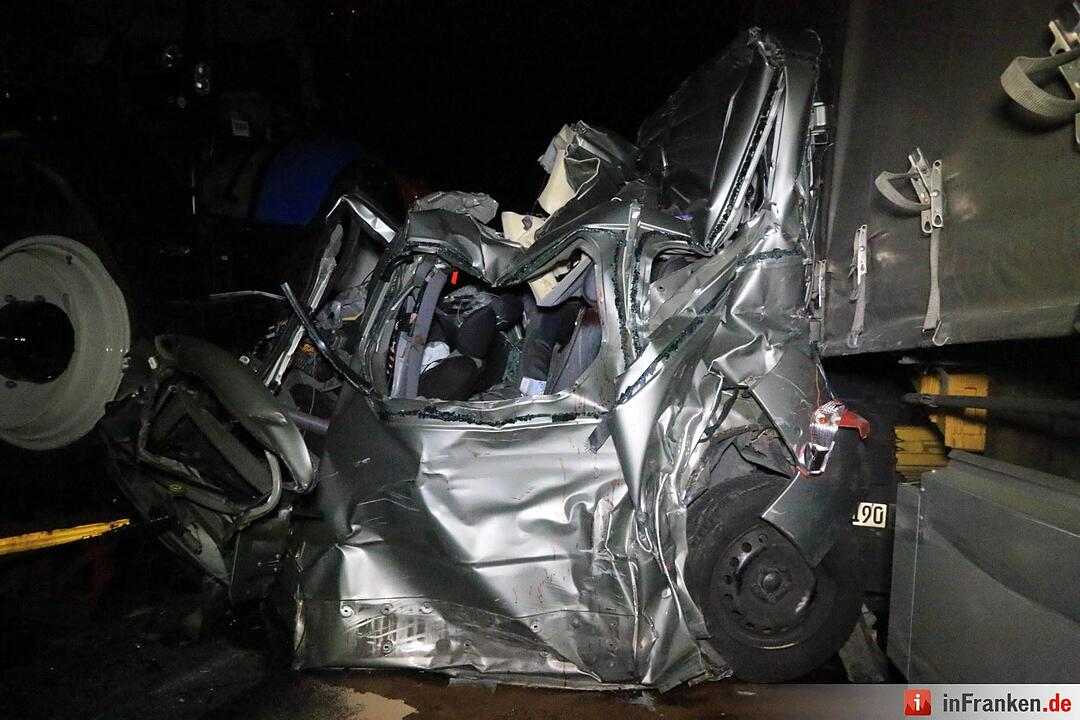 Transporter zwischen Lkw eingeklemmt