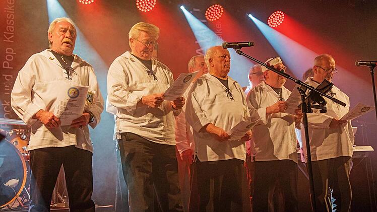 Der Seemannschor aus Neustadt: sang "An der Nordseeküste"