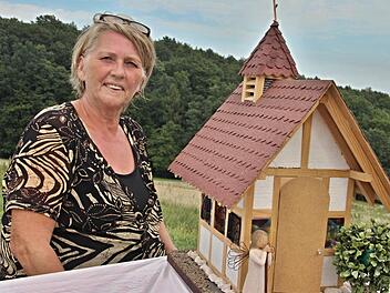 Giesela Baumann, die Vorsitzende der "Interessengemeinschaft Kapelle Wüstenwelsberg", mit dem Modell der künftigen Kapelle, die nahe dem Campingplatz in Wüstenwelsberg entsteht.  Foto: Helmut Will