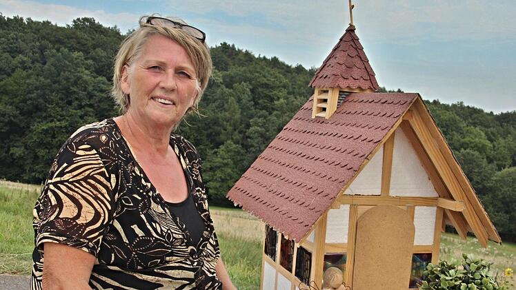 Giesela Baumann, die Vorsitzende der "Interessengemeinschaft Kapelle Wüstenwelsberg", mit dem Modell der künftigen Kapelle, die nahe dem Campingplatz in Wüstenwelsberg entsteht.  Foto: Helmut Will