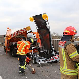 Sprinter kracht ungebremst in Baustellenfahrzeug