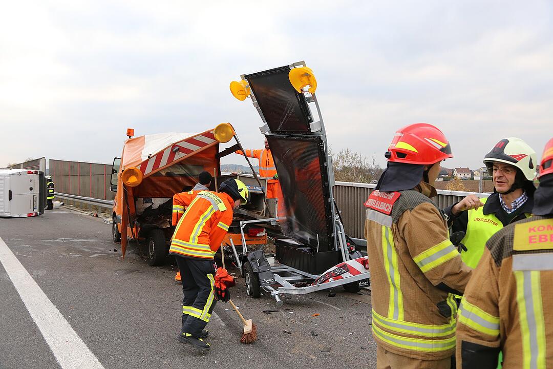 Sprinter kracht ungebremst in Baustellenfahrzeug