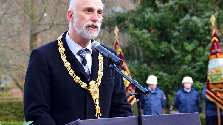 Oberbürgermeister Kay Blankenburg erinnert an die Toten des Zweiten Weltkriegs. Foto: Peter Rauch