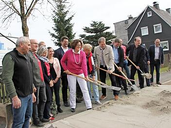 Sie sind sich einig: Der Ausbau der KC 8 in der Ortsdurchfahrt Teuschnitz ist notwendig. Mit im Bild: Marion Resch-Heckel von der Regierung von Oberfranken, Bürgermeisterin Gabi Weber und Landrat Klaus Löffler (alle Mitte).  Foto: Veronika Schadeck