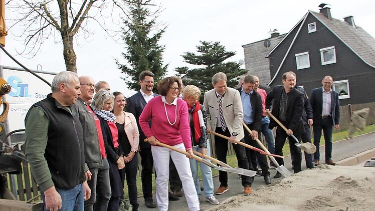 Sie sind sich einig: Der Ausbau der KC 8 in der Ortsdurchfahrt Teuschnitz ist notwendig. Mit im Bild: Marion Resch-Heckel von der Regierung von Oberfranken, Bürgermeisterin Gabi Weber und Landrat Klaus Löffler (alle Mitte).  Foto: Veronika Schadeck