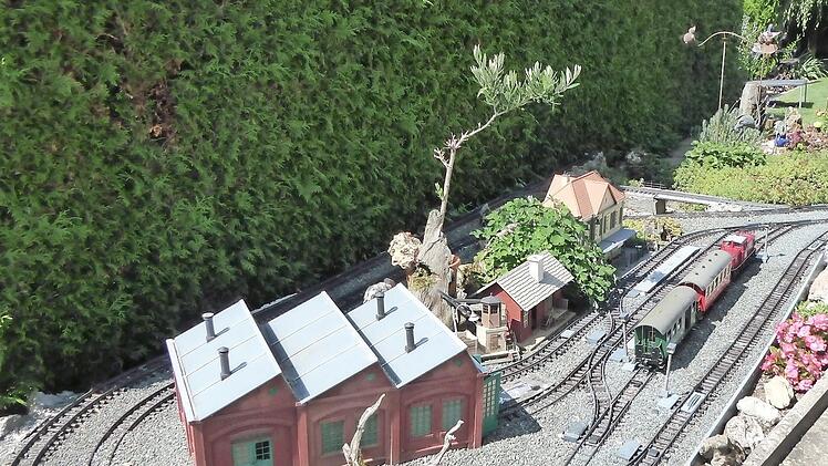 Vom Bahnhof fährt der Zug ins nahe gelegene "Dorf".