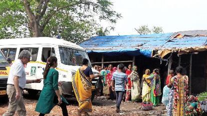 In Santoshpur (im  Hafen von Kalkutta) werden die "German Doctors" schon sehnsüchtig erwartet.