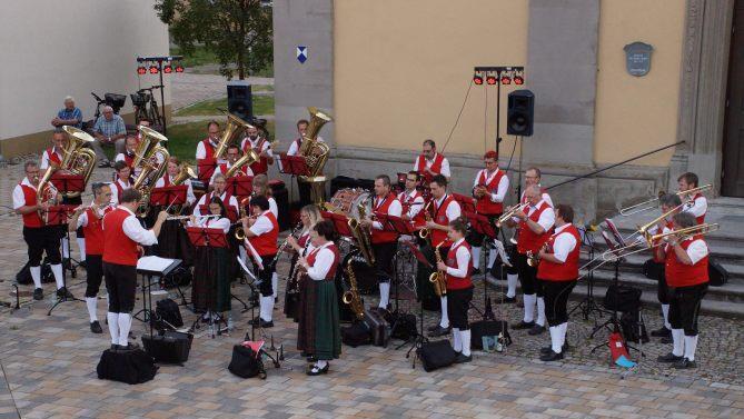 Mit einer Serenade unter freiem Himmel beeindruckte die Jugendblaskapelle Großwenkheim vor dem "Dom der Vorrhön". Foto: Anton Then