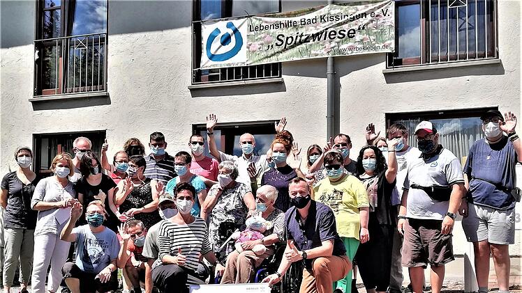 Mit seiner Spende über 1200 Euro bereitete Klaus Rüttger (vorne rechts), Inhaber des benachbarten E-Centers, den 25 Bewohnern des Bad Kissinger Lebenshilfe-Hauses Spitzwiese eine große Freude; mit im Bild: Aufsichtsratsvorsitzende Monika Fella (vorne links), Hausleiterin Barbara Karkoszka (zweite von links) und Vorsitzender Alex Iffert (hinten Mitte).Sigismund von Dobschütz