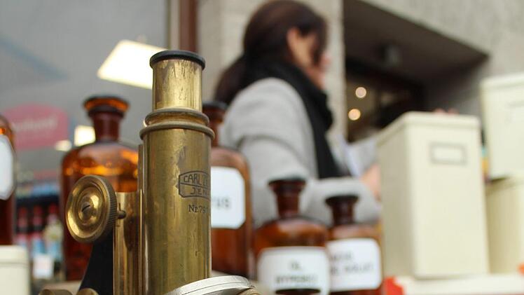 Ein echtes Mikroskop von Carl Zeiss in Jena. Selbst so etwas gab es auf dem Flohmarkt zu entdecken.
